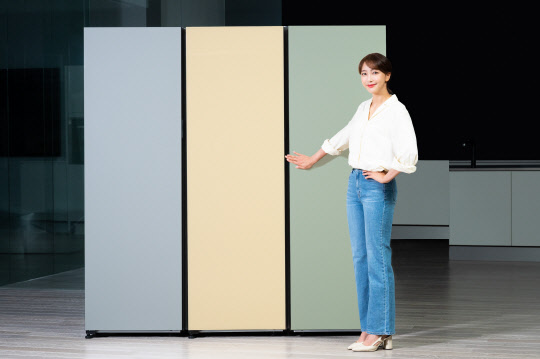 삼성전자 모델이 수원 영통구에 위치한 삼성전자 수원사업장에서 자동 문열림 기능을 새롭게 적용하고 수납공간을 늘린 비스포크 냉장고 1도어 신제품을 소개하고 있다. <삼성전자 제공>